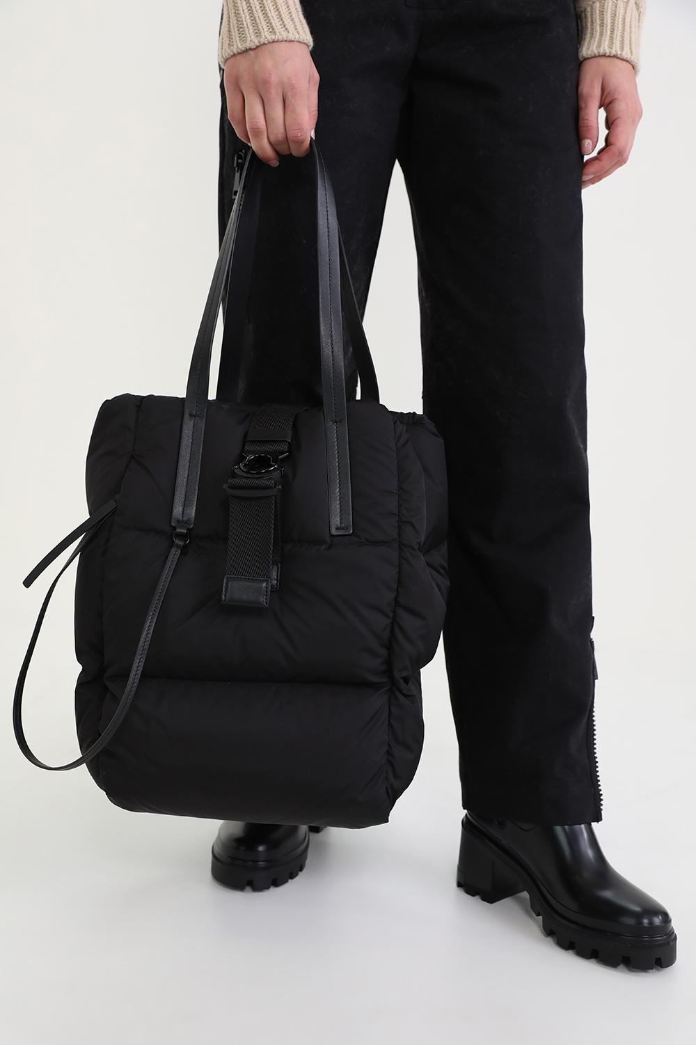 תמונת כל הלוק של תיק נשיאה פוך קסנדר בגודל גדול